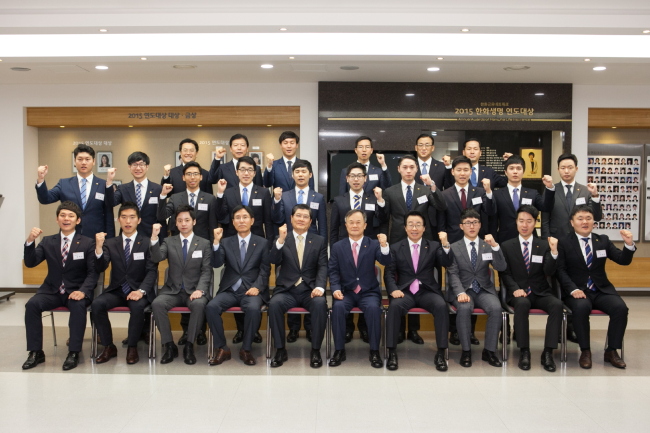 New employees of Hanwha Life and executives gesture during a group photo session.    Hanwha Life