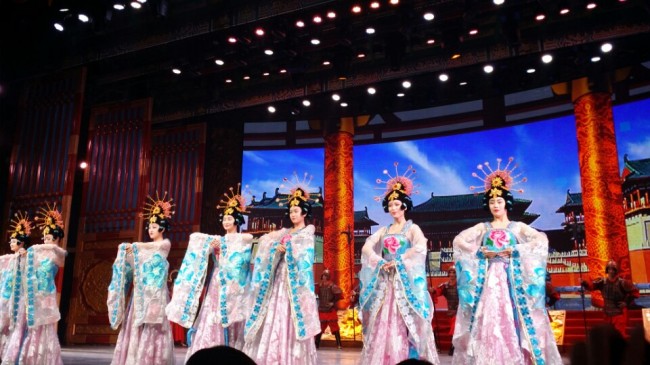 Dancers in traditional Tang Dynasty costumes perform at an art complex in downtown Xian. Yeo Jun-suk/The Korea Herald