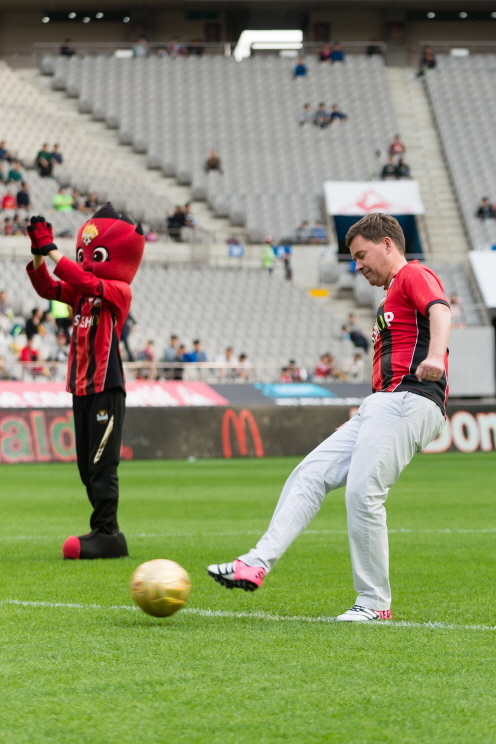 McDonald’s Korea managing director Joe Erlinger takes a ceremonial kick-off in the 2015 K League Classic of FC Seoul vs. Hyundai Motors held at the Seoul World Cup Stadium on Sunday. Children who participate in the Ronald McDonald Soccer Club, one of the company’s corporate social responsibility programs, escorted the players to the field for the match.(McDonald’s Korea)