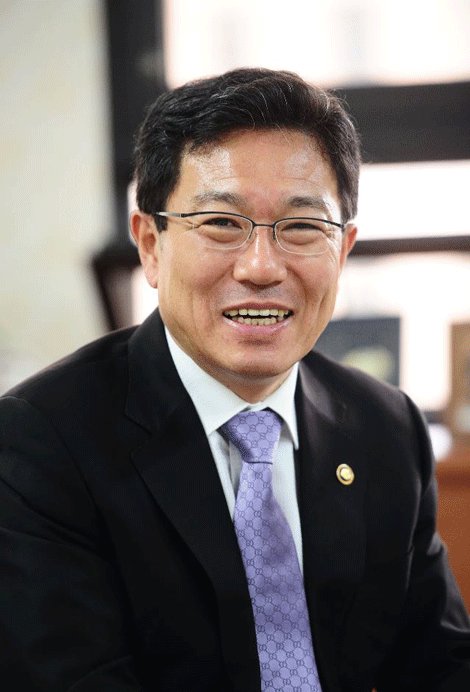 Yoon Sang-jick, the minister for trade, industry and energy.