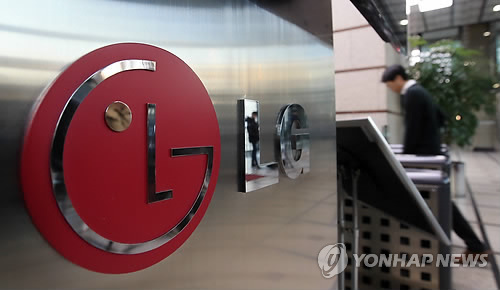 An employee enters LG Electronics`s head office in Seoul. (Yonhap)