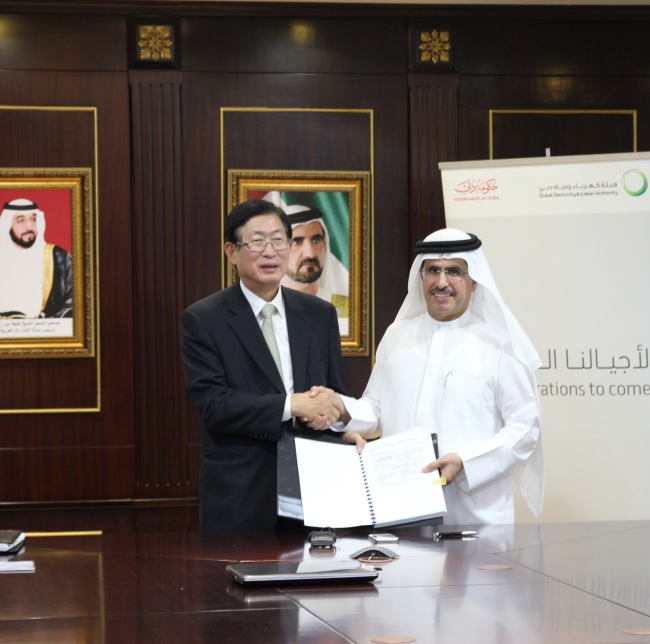 KEPCO CEO Cho Hwan-eik (left) poses with DEWA managing director and CEO Saeed Mohammad al-Tayer after signing a contract in the United Arab Emirates on Wednesday. KEPCO