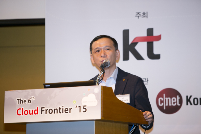 KT NURTURES CLOUD BUSINESS -- Seo Suk-jin, a director general of the Ministry of Science, ICT and Future Planning, delivers a congratulatory speech at the sixth Cloud Frontier 2015, a conference for the cloud computing industry organized by mobile carrier KT, in Seoul on Thursday. (KT)