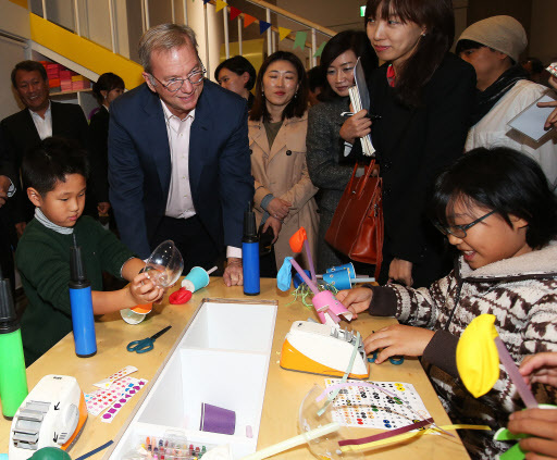 GOOGLE NURTURES CREATIVITY -- Eric Schmidt (second from left), executive chairman of Alphabet, the holding company of Internet giant Google, watches children participate in a workshop at Kids Maker Studio -- a creative lab for kids -- in Gwacheon, Gyeonggi Province, Friday. (Yonhap)