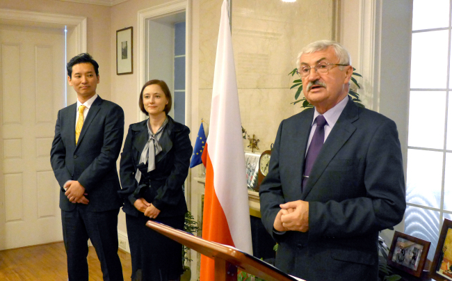 Polish Ambassador Krzysztof Ignacy Majka (right) awards human rights activist Joanna Hosaniak (center) and composer Ryu Jea-joon for their contributions to promoting Poland in Korea at his residence in Seoul on Thursday. Joel Lee/The Korea Herald