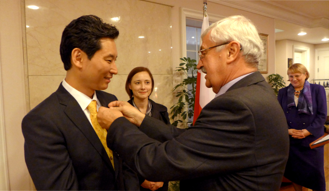 Polish Ambassador Krzysztof Ignacy Majka (right) awards composer Ryu Jea-joon (left). Joel Lee / The Korea Herald