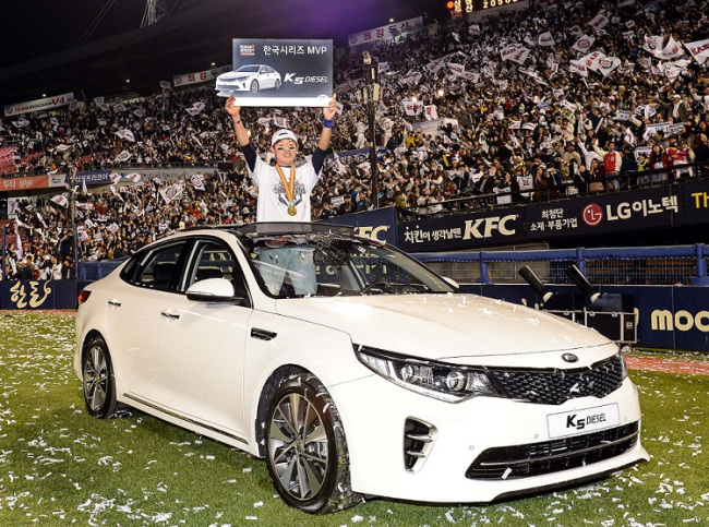 KIA AWARDS BASEBALL MVP -- Kia Motors awards Jung Soo-bin of the Doosan Bears with a Kia K5 as part of his Korean Series MVP honors Saturday. Jung was recognized for leading his home team to victory against the Samsung Lions in the country’s biggest baseball tournament of the year. (Kia Motors)