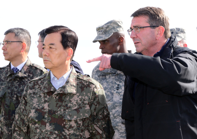 South Korea’s Defense Minister Han Min-koo (left) and his U.S. counterpart Ash Carter look at the North at the Joint Security Area near the border village of Panmunjeom, Sunday. (Yonhap)