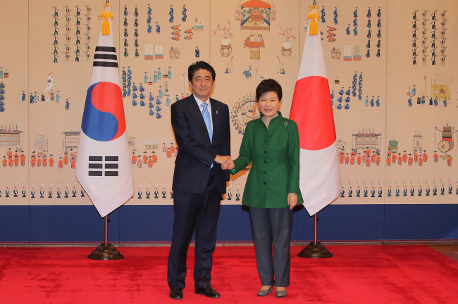President Park Geun-hye and Japanese Prime Minister Shinzo Abe pose before the summit meeting at Cheong Wa Dae in Seoul on Monday. Yonhap