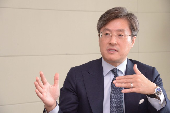 Kim Jong-han, chief representative of South Korea at Paul Hastings, talks to The Korea Herald at his office in Seoul. (Chung Hee-cho/The Korea Herald)