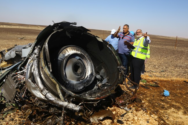 Rescue workers investigate at the crash site of the Russian passenger airplane which crashed at the Hassana area in Arish city, north Egypt, on November 1, 2015. Egyptian and international investigators on Sunday have begun probing the reasons of the Russian plane that crashed in Egypt`s Sinai peninsula on Saturday which killed all 224 on board. (Xinhua/Ahmed Gomaa)/Yonhap