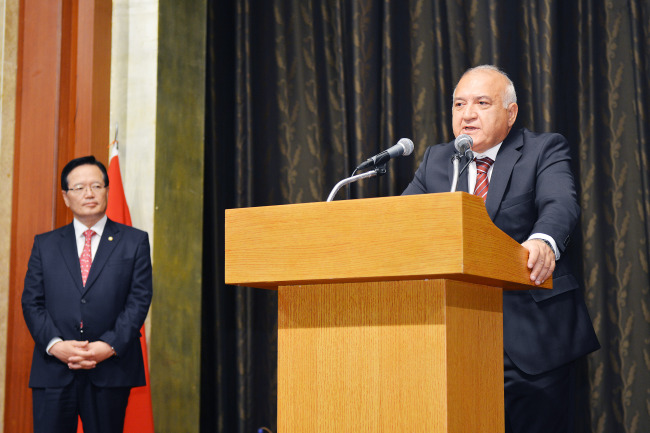 Turkish Ambassador Arslan Hakan Okcal (right) speaks at the 92nd Republican anniversary reception at Lotte Hotel in Seoul on Thursday, beside Korea’s National Assembly Speaker Rep. Chung Ui-hwa. (Nas Communications)