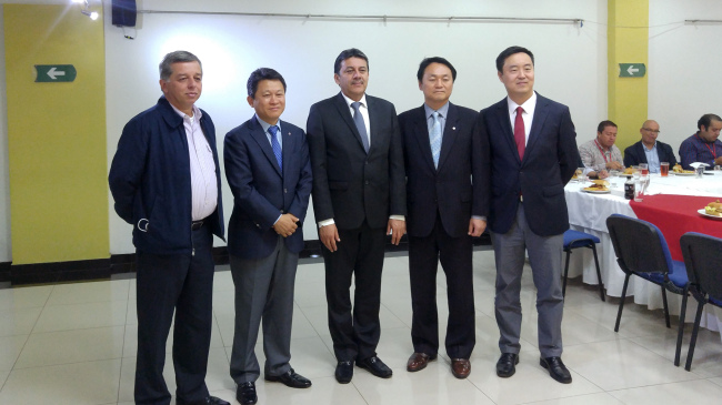 (From left) Jorge Cote, head of public transit corporation AVANTE SETP, Jang Kwang-ok, chief of LG CNS Colombia, Pasto Mayor Harold Guerrero Lopez and LG CNS officials pose at the signing ceremony to establish smart systems for public transportation in Pasto City last month. (LG CNS)