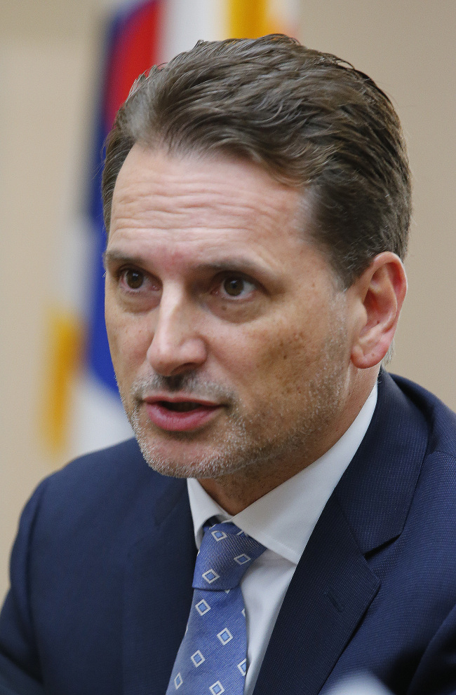 Pierre Krahenbuhl, commissioner general of the U.N. Relief and Works Agency for Palestine Refugees in the Near East, speaks during a meeting with reporters in Seoul on Thursday. (Yonhap)