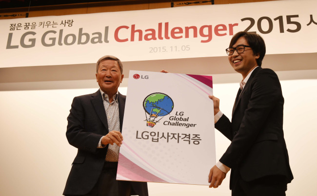 LG NURTURES GLOBAL TALENTS -- LG Group chairman Koo Bon-moo (left) poses with one of Global Challenger 2015 winners in Seoul on Thursday. The annual Global Challenger competition grants winners a range of benefits including scholarships for overseas expeditions, and employment and internship opportunities. (LG Group)