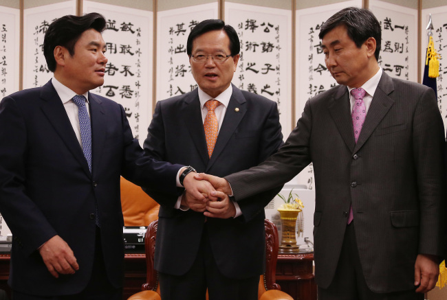 Rival party`s whips, Rep. Lee Jong-kul of the NPAD(right) and Rep. Won Yu-chul of the Saenuri Party, met with the National Assembly Speaker Chung Eui-hwa to discuss plans to resume parlimentary sessions. Yonhap