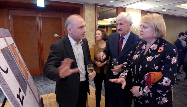 Georgian Ambassador Nikoloz Apkhazava (left) explains the Georgian alphabet to the Romanian Ambassador’s spouse Mihaela Fabianto (second from left), Polish Ambassador Krzysztof Ignacy Majka and his wife Zofia Majka. Joel Lee / The Korea Herald