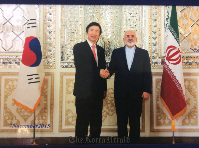 Foreign Minister Yun Byung-se (left) and his Iranian counterpart Mohammad Javad Zarif shakes hands at their talks in Tehran on Saturday. (Foreign Ministry)