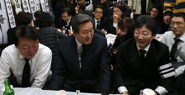 Former Saenuri floor leader Rep. Yoo Seong-min (right) talks with party chairman Rep. Kim Moo-sung (center) and Rep. Han Sun-kyo, who came to pay condolences for the death of Yoo’s father at a wake held in a hospital in Daegu, Monday. (Yonhap)