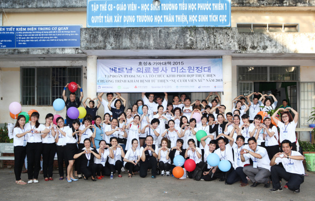 HYOSUNG SMILE EXPEDITION IN VIETNAM - Hyosung‘s medical volunteer group “Hyosung Smile Expedition” offer free medical services to residents in a village in Dong Nai province, Vietnam from Nov. 8 to 14. The Hyosung Smile Expedition has been running since 2011.      Hyosung