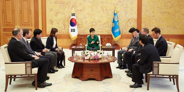 President Park Geun-hye (center) speaks during a face-to-face meeting with members of the Organization of Asia-Pacific News Agencies held on the sidelines of their written interview. (Yonhap)
