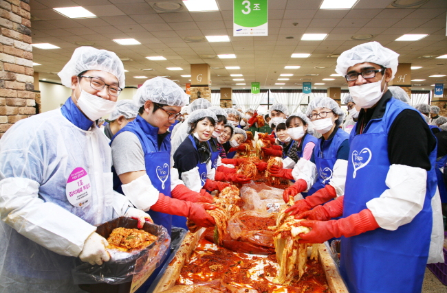 CARING WITH KIMCHI – Samsung Electronics employees and residents in Gyeonggi Province together make kimchi at the company’s headquarters in Suwon on Saturday. The Korean tech giant plans to donate 120 tons of kimchi to underprivileged people in the area. (Samsung Electronics)