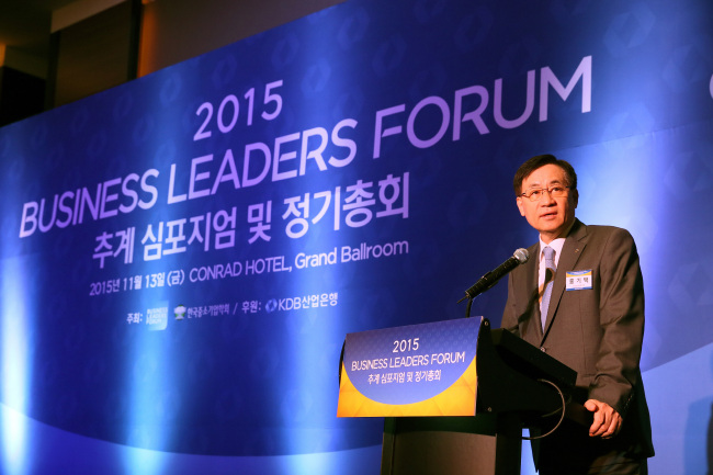 Korea Development Bank chairman Hong Ky-ttak attends the state-run policy bank’s seasonal Business Leaders Forum in Yeouido, Seoul, Friday. (Korea Development Bank)