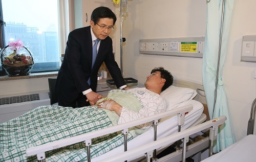 Prime Minister Hwang Kyo-ahn pays a visit to a police conscript who was injured during the Saturday rally at a hospital in Seoul, Monday. (Yonhap)