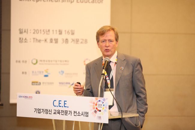 Timo Nyberg, senior fellow at Aalto University in Finland, makes a presentation on the university’s entrepreneurship education program during the 2015 Global Entrepreneurship Week in Korea that started on Monday in Seoul. SMBA