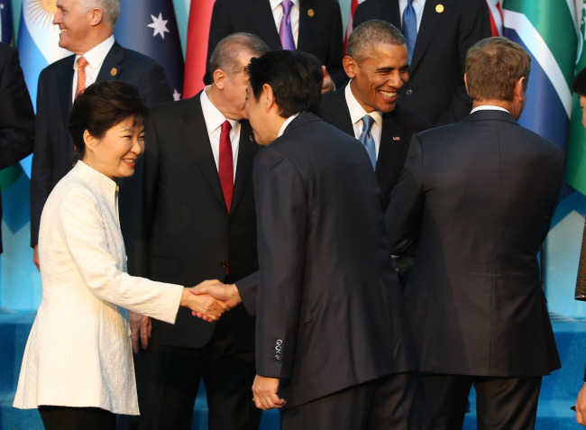 President Park Geun-hye shakes hands with Japanese Prime Minister Shinzo Abe during the G20 Summit in Antalya, Turkey, Sunday. (Yonhap)