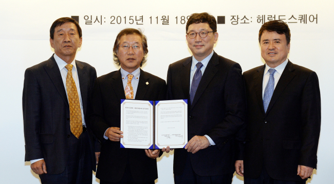 From left: Lee Chang-sup, president and publisher of The Korea Times; Lee Young-man, CEO of Herald Corp., publisher of The Korea Herald and chair of the Foreign Language Newspapers Association of Korea; Park Young-goog, director of the Korean Culture and Information Service; and Y.K. Abraham Kwak, CEO of Aju News Corp., pose after signing a memorandum of understanding at Herald Corp.’s headquarters in Seoul on Wednesday. Ahn Hoon/The Korea Herald