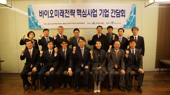 First Vice Minister Lee Suk-joon (fourth from left, first row) poses with officials from biotechnology firms in Seoul on Tuesday. (Science Ministry)