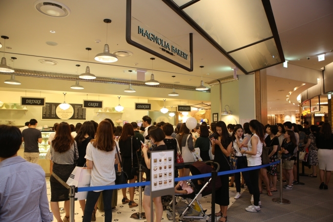 People line up at Magnolia Bakery at Hyundai Department Store in Pangyo, Gyeonggi Province. (Hyundai Department Store)