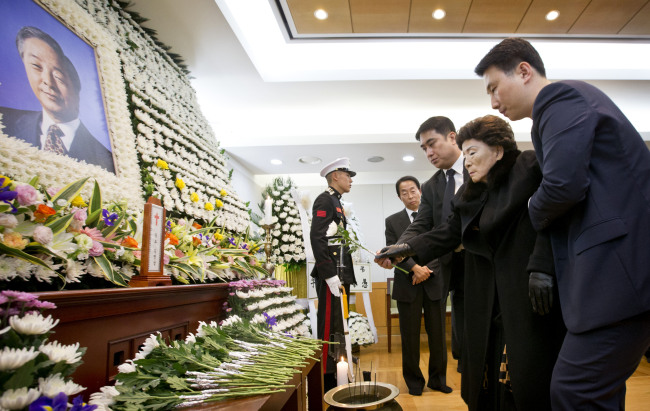 Sohn Myung-soon (second from right), the former First Lady and the wife of the late former President Kim Young-sam, pays a tribute to her late husband at the funeral hall set up at the Seoul National University Hospital in Seoul, Sunday. Yonhap