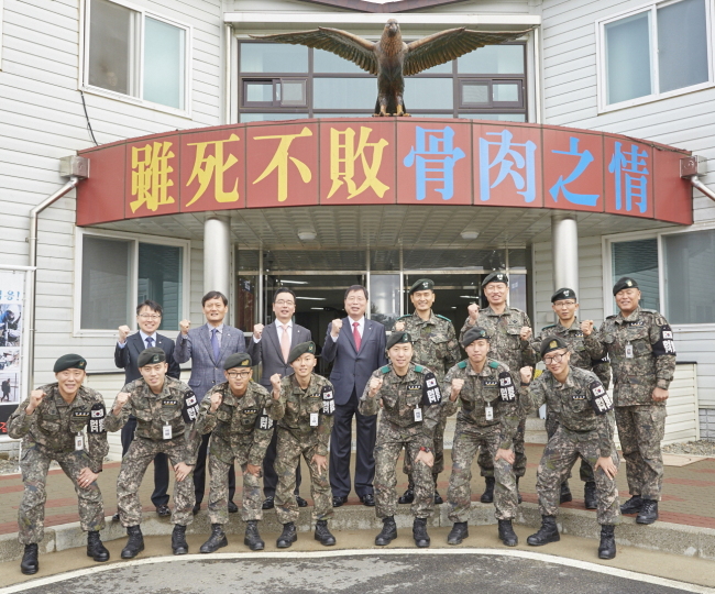 LG BOOSTS MORALE AMONG SOLDIERS -- Executives and employees of LG Group affiliates -- LG Chem, LG Innotek and Serveone -- pay a visit to six frontline troops near the Demilitarized Zone, a buffer zone across the Korean Peninsula, to give care packages to soldiers. In the photo Park jin-soo (fourth from left, second row), the chief executive of LG Chem, poses with divisional commander Lee Jong-hwa (fifth from left, second row), military officials and soldiers at the First Infantry Division, in Gyeonggi Province. (LG Group)