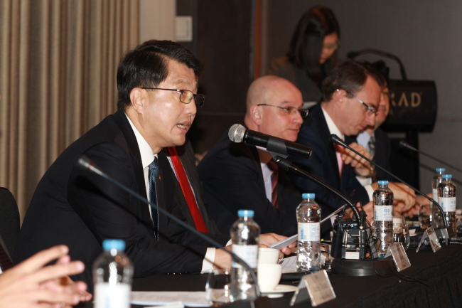 Zhin Woong-seob, governor of the Financial Supervisory Service. FSS