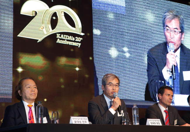 Korea Automobile Importers & Distributors Association chairman Jung Jae-hee (center), vice chairman Dimitris Psillakis (right) and director Yoon Dae-sung attend the press briefing for the organization’s 20th anniversary at a Seoul hotel on Wednesday. KAIDA