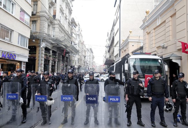 Turkish police guard in front of the Russian Consulate during a protest against Russian President Vladimir Putin in Istanbul, Wednesday. EPA-Yonhap
