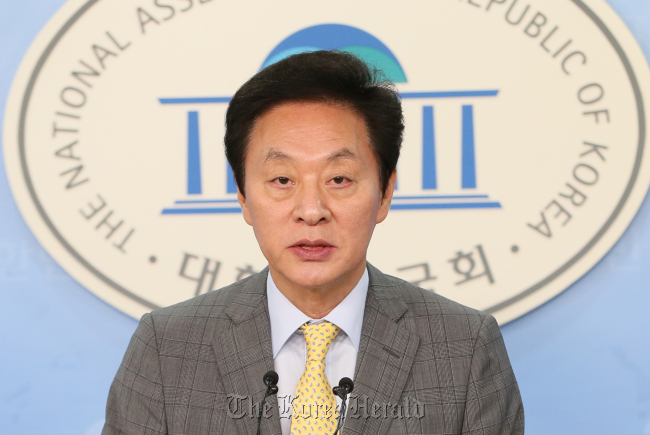Rep. Chung Doo-un of the ruling Saenuri Party who chairs the parliamentary defense committee speaks during a news conference at the National Assembly on Nov. 17. (Yonhap)