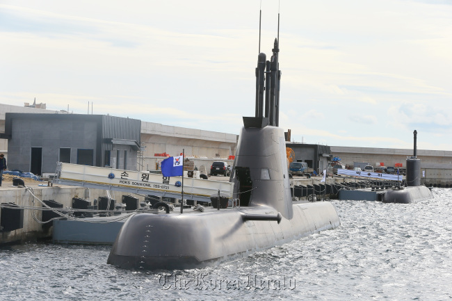 The Navy’s 214-class submarine Son Won-il (front) and 209-class submarine Park Wi are docked at a newly constructed naval base on the southern tip of Jejudo Island on Nov. 25. (Yonhap)