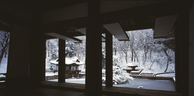 The snowy scenery of Buyongji viewed from Yeonghwadang in Changdeokgung Palace by Bae Bein-u (Leeum)