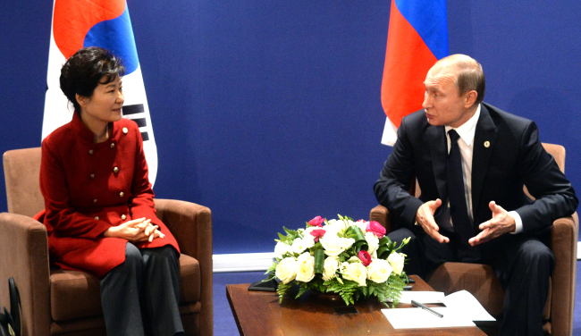 President Park Geun-hye (left) talks with Russian President Vladimir Putin on the sidelines of a U.N. conference on climate change in Paris on Monday. (Yonhap)