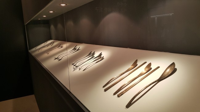 The expo’s spoon collection of the Goryeo era is apparently displayed to lampoon the “gold spoons,” “dirt spoons” and other ranks of the so-called spoon hierarchy of social class. (Chung Joo-won/The Korea Herald)