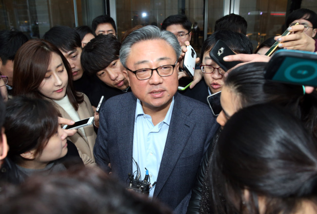 Koh Dong-jin, new president of Samsung Electronics` mobile business, are surrounded by reporters at the head office of the firm in Seoul on Wednesday. (Yonhap)