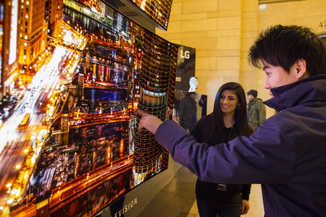 LG OLED TV IN NYC -- LG Electronics said Wednesday that it would run a roadshow to display its high-end organic light-emitting diode TVs at Grand Central Station in Manhattan. The event will be held until the end of this month. (LGE)