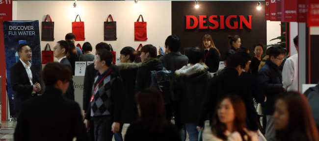 Visitors look at industrial products during Seoul Design Week 2015 at Coex, Seoul, Wednesday. (Yonhap)