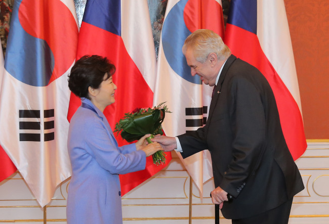 Czech President Milos Zeman(right) greets South Korean President Park Geun-hye during their summit in Prague on Wednesday. (Yonhap)