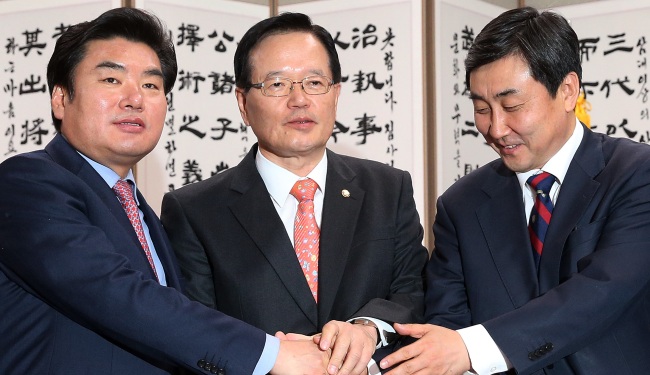 Jung Eui-hwa (center), chairman of the National Assembly, Saenuri Party floor leader Won Yu-chul (left), and New Politics Alliance for Democracy floor leader Lee Jong-kul partake in a meeting before the regular parliamentary session at the National Assembly in Seoul on Wednesday. (Yonhap)