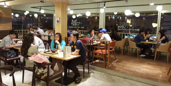 Thai customers enjoy dessert at Sulbing’s first Thai location in Siam square, Bangkok. (Sulbing)