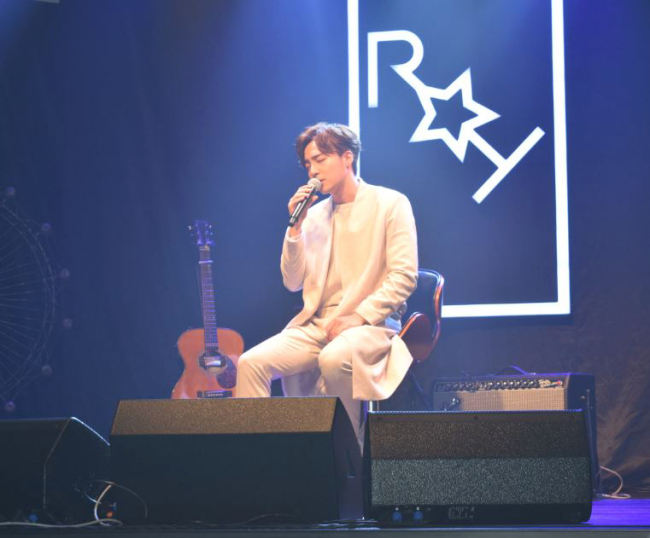 Roy Kim performs for the media at Hyundai Card Understage in Seoul on Thursday. (Kim Yu-jin/The Korea Herald)